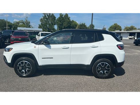 Used 2025 Jeep Compass Trailhawk w/ Sun & Sound Group AWD/4WD image 2