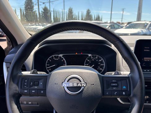 Used 2025 Nissan Rogue SV FWD image 30