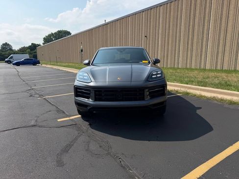 Certified 2025 Porsche Cayenne AWD/4WD image 3