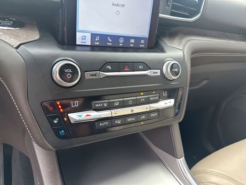 Used 2020 Ford Explorer Platinum w/ Premium Technology Package AWD/4WD image 36