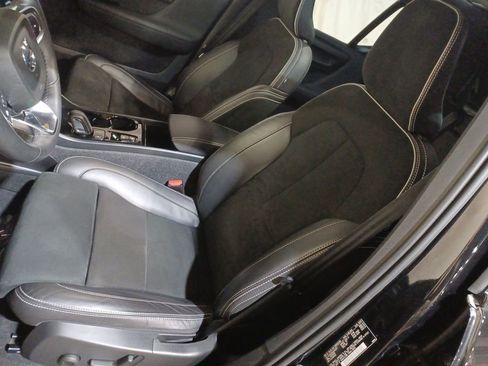 Used 2022 Volvo XC40 T5 R-Design image 13