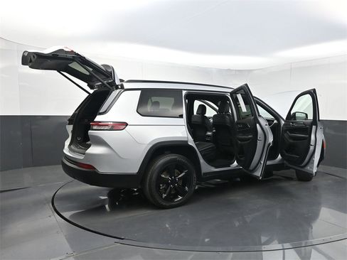 Used 2023 Jeep Grand Cherokee L Laredo image 42