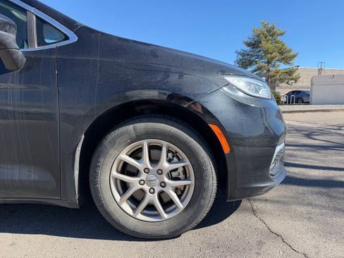 Used 2024 Chrysler Pacifica Touring-L image 4