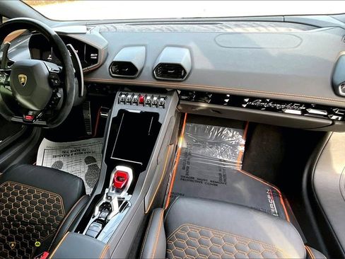 Used 2020 Lamborghini Huracan EVO image 14