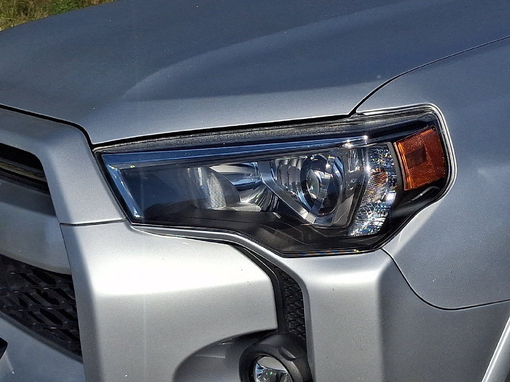 Used 2022 Toyota 4Runner SR5 AWD/4WD image 9