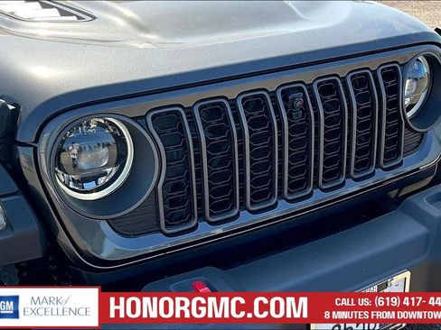 Used 2024 Jeep Gladiator Rubicon w/ Technology Group AWD/4WD image 31