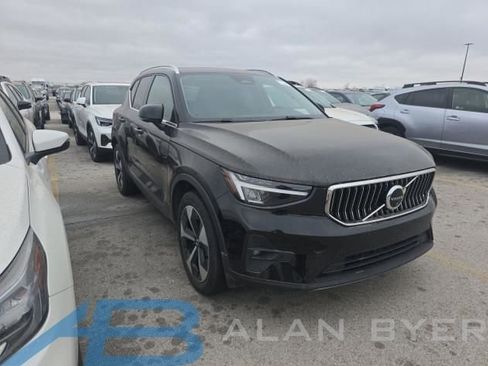 Used 2025 Volvo XC40 B5 Plus AWD/4WD image 1