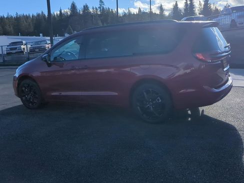 New 2026 Chrysler Pacifica Select image 4