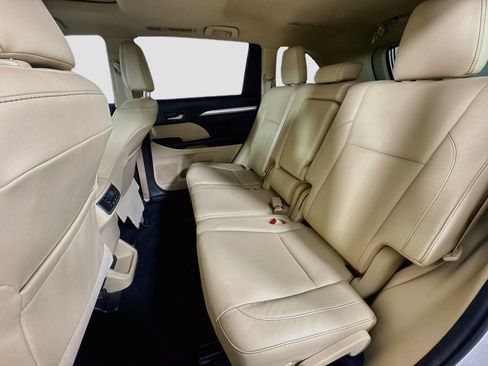 Used 2018 Toyota Highlander XLE AWD/4WD image 27