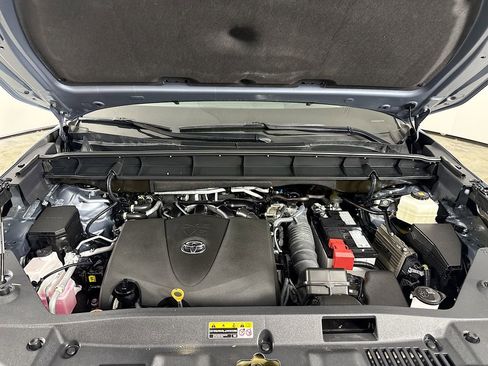 Used 2022 Toyota Highlander XLE AWD/4WD image 33