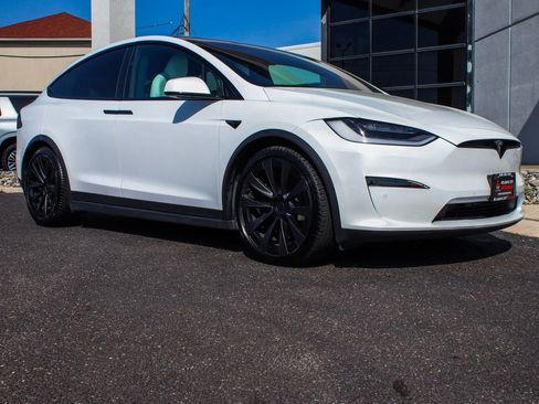 Used 2022 Tesla Model X image 3