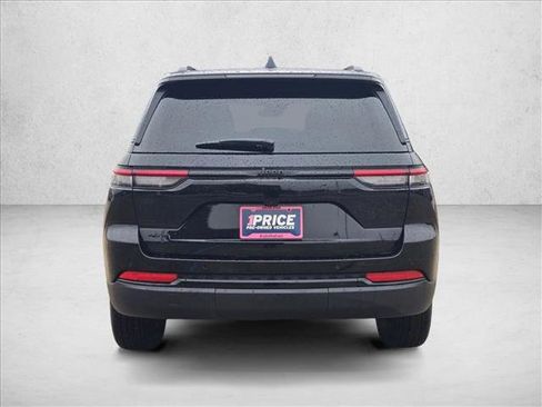 Used 2025 Jeep Grand Cherokee Altitude image 6