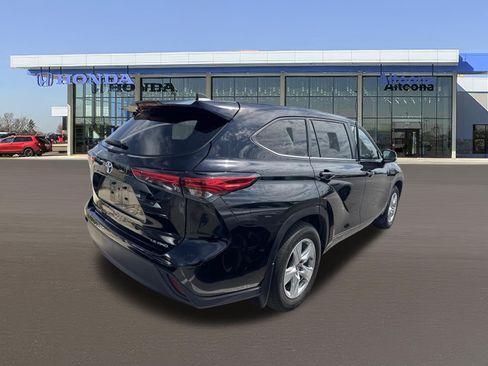 Used 2023 Toyota Highlander LE AWD/4WD image 4