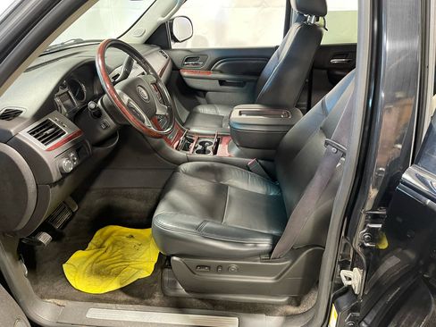 Used 2012 Cadillac Escalade Luxury image 24