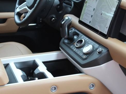 Used 2025 Land Rover Defender 110 X-Dynamic SE image 27