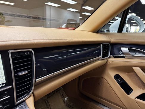 Used 2015 Porsche Panamera 4 image 25