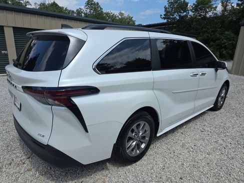 Certified 2025 Toyota Sienna XLE AWD/4WD image 6