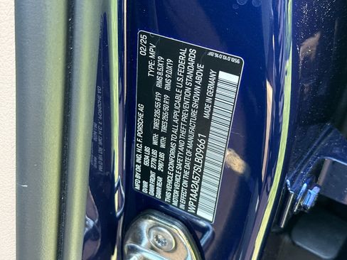 Certified 2025 Porsche Macan AWD/4WD image 33