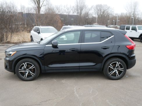 Used 2025 Volvo XC40 B5 Core image 4