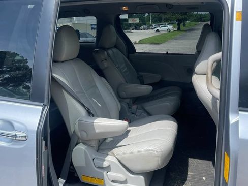 Used 2011 Toyota Sienna XLE w/ Premium Pkg FWD image 12