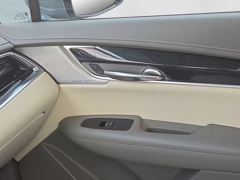 Used 2025 Cadillac XT6 Premium Luxury AWD/4WD image 21
