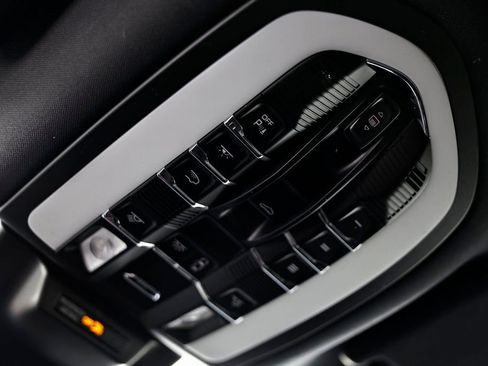 Used 2023 Porsche Macan Turbo image 43