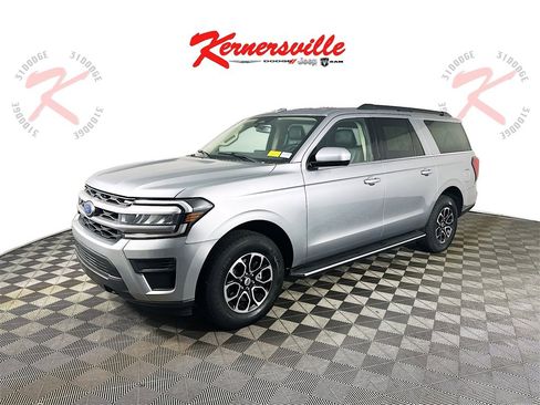 Used 2023 Ford Expedition Max XLT image 3