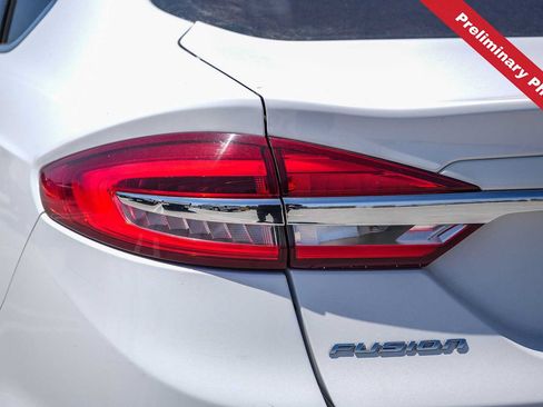 Used 2018 Ford Fusion SE w/ Fusion SE Technology Package FWD image 9