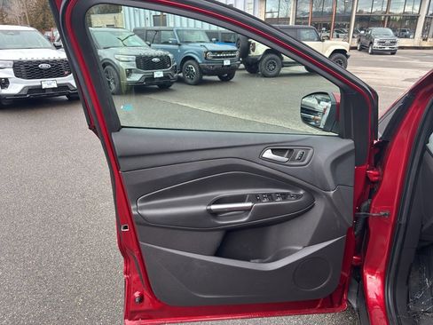 Used 2017 Ford Escape SE w/ Equipment Group 201A image 18