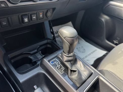 Used 2022 Toyota Tacoma TRD Off-Road image 6