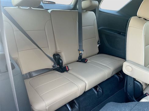 Used 2023 Chevrolet Traverse Premier image 28