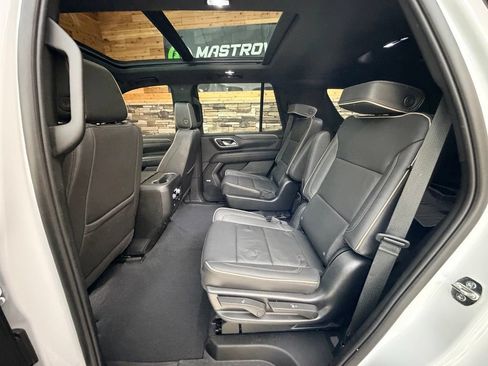 Used 2023 GMC Yukon SLT w/ SLT Premium Package AWD/4WD image 30