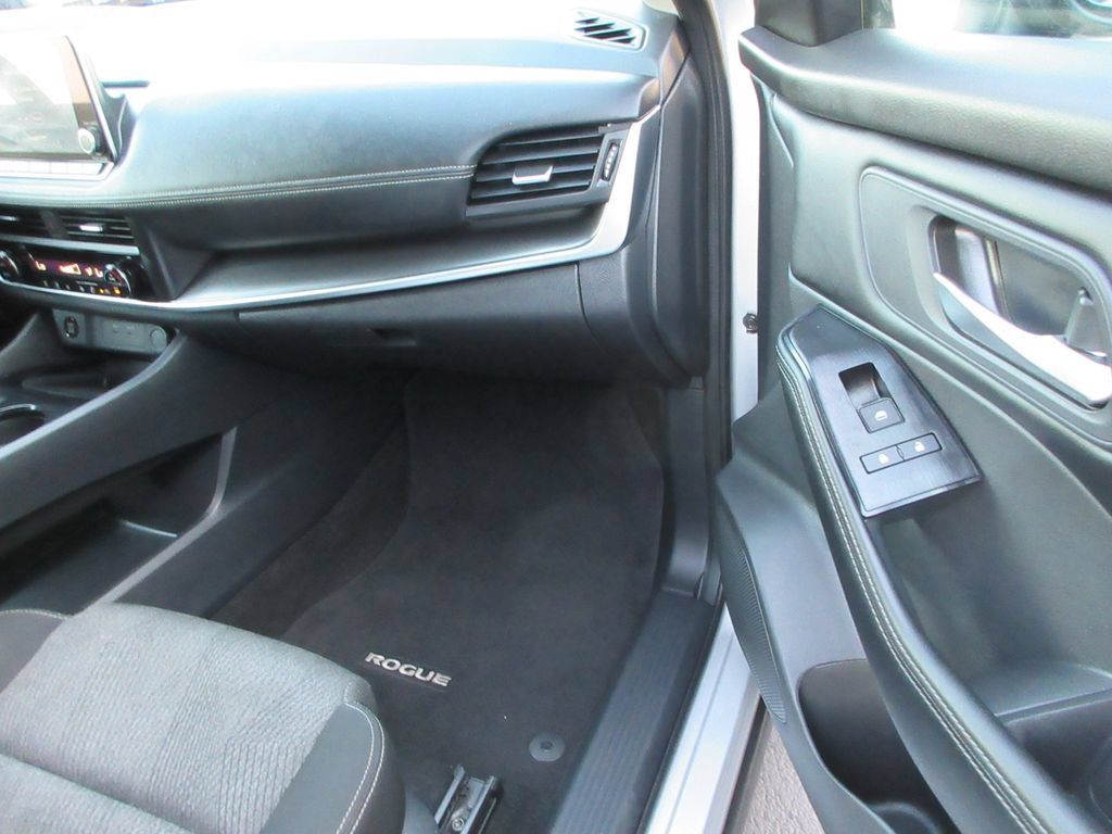 Used 2025 Nissan Rogue SV FWD image 18