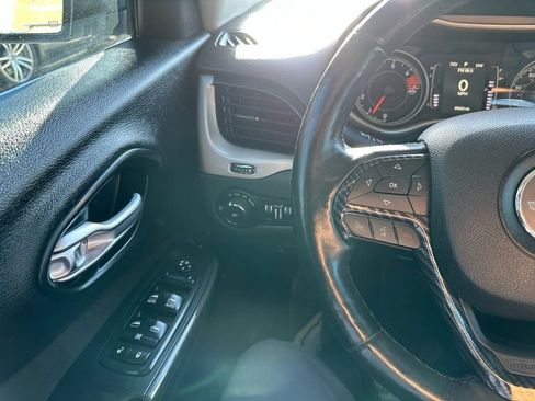 Used 2016 Jeep Cherokee Latitude w/ Cold Weather Group AWD/4WD image 13