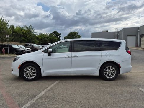 Used 2023 Chrysler Voyager LX FWD image 8
