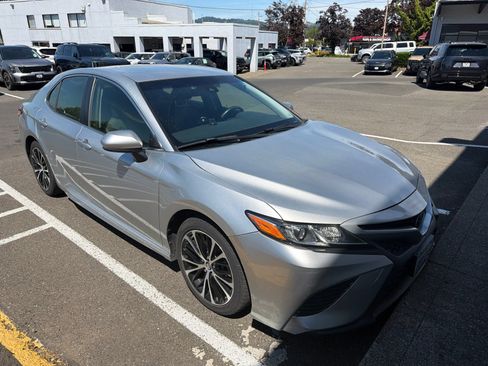 Used 2018 Toyota Camry SE FWD image 5
