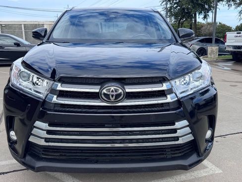 Used 2017 Toyota Highlander XLE FWD image 2