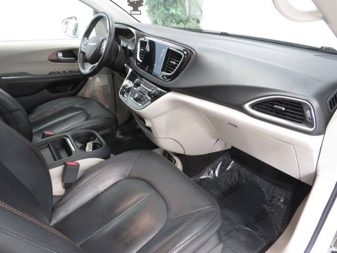 Used 2017 Chrysler Pacifica Touring-L FWD image 9