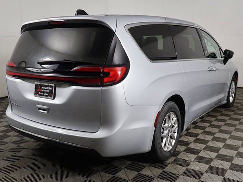 Used 2024 Chrysler Pacifica Touring-L image 10