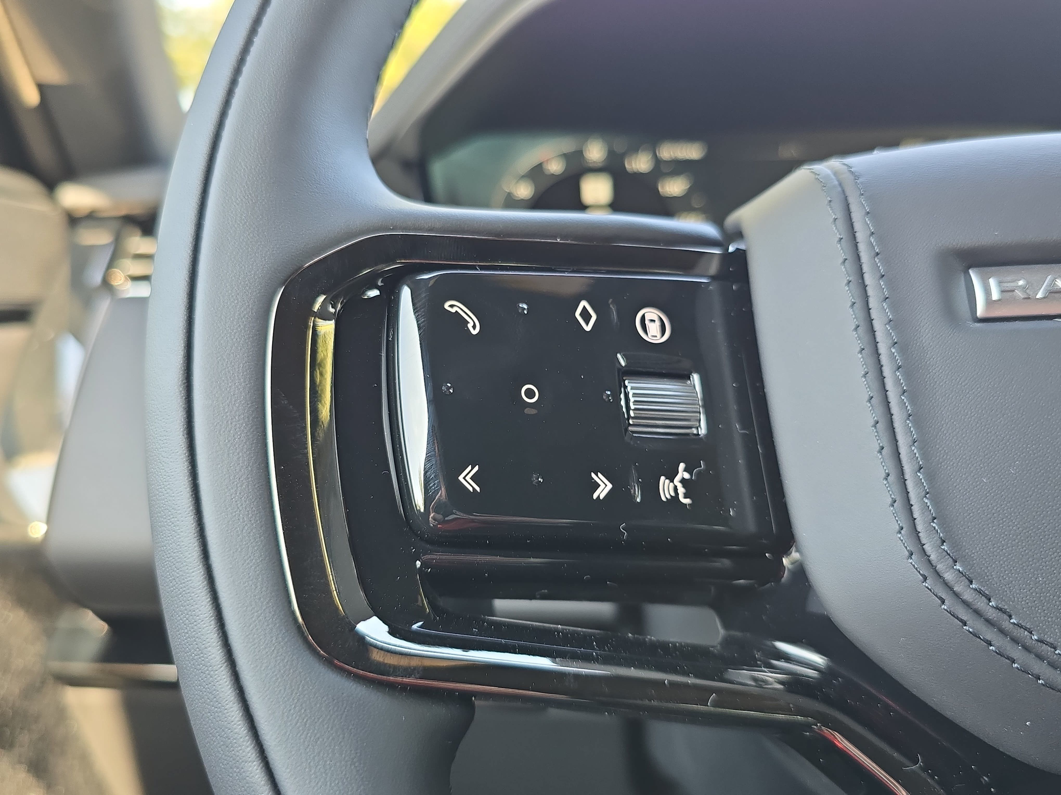 New 2027 Land Rover Range Rover Sport Dynamic SE AWD/4WD image 17