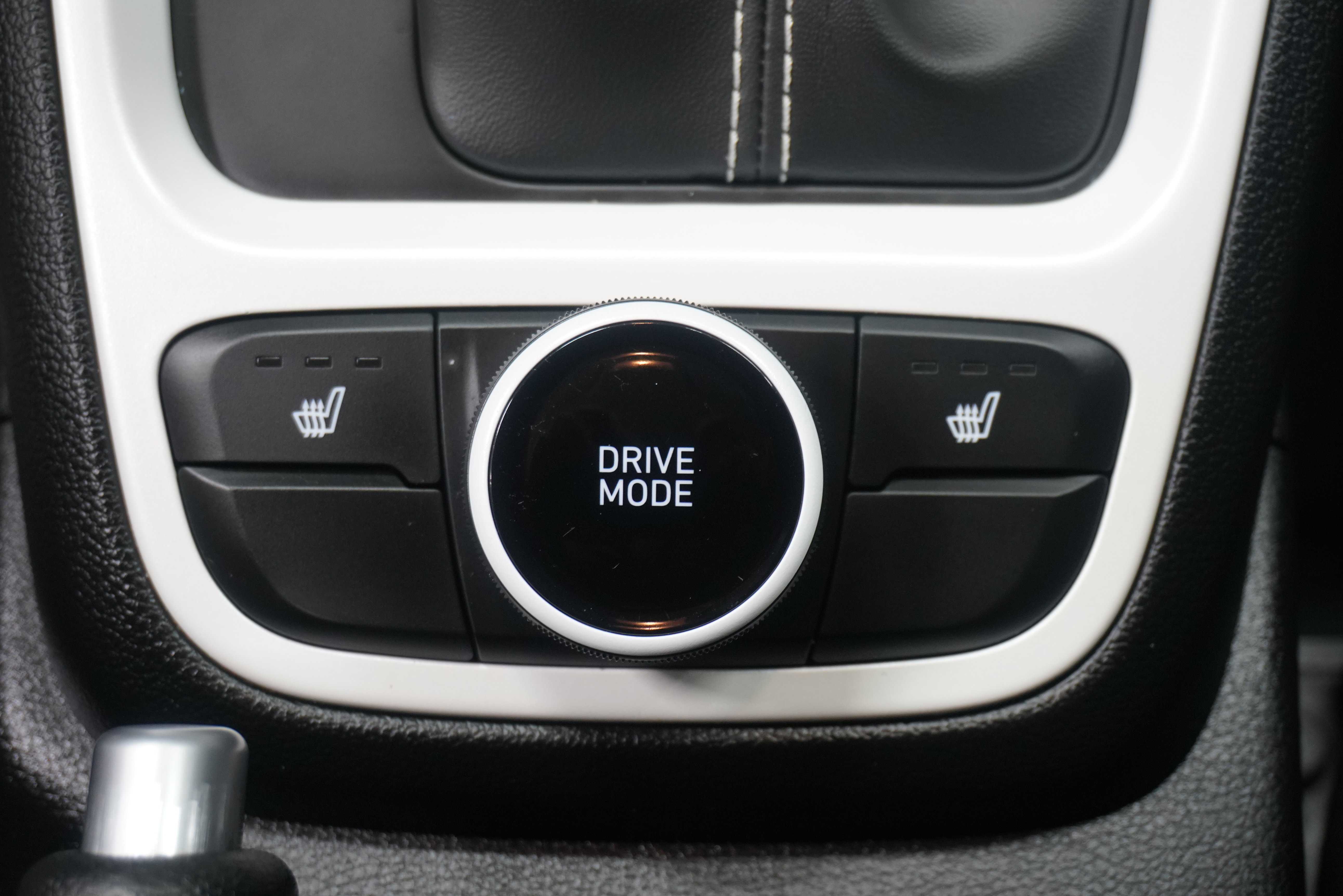 Used 2022 Hyundai Venue Limited FWD image 21