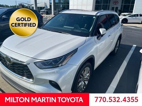 Used 2024 Toyota Highlander Platinum FWD image 1