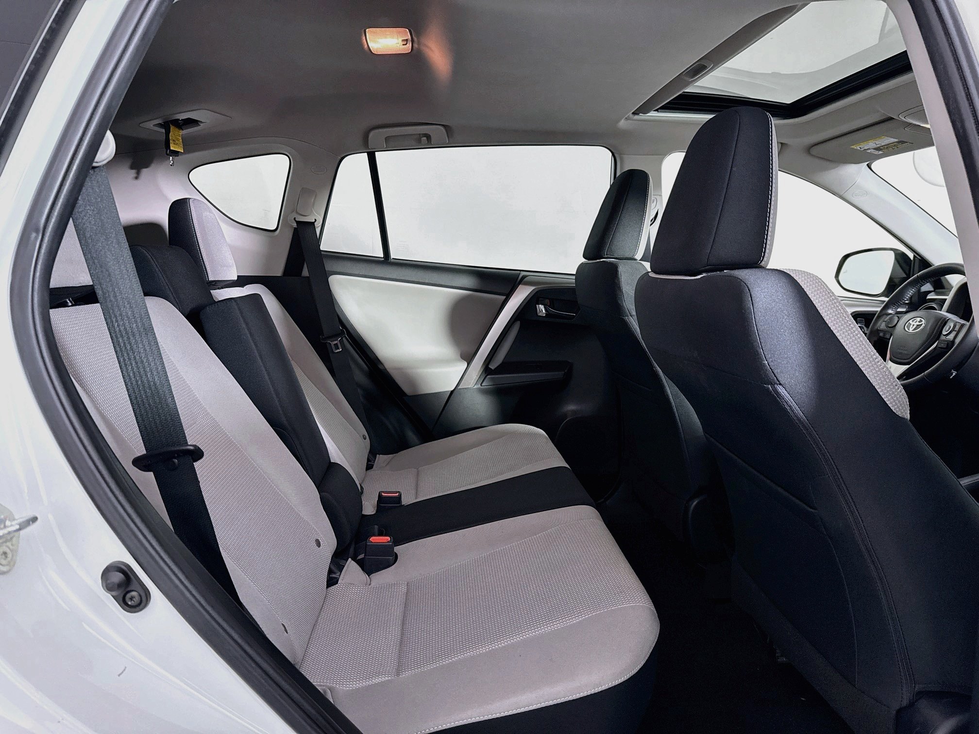 Used 2018 Toyota RAV4 XLE AWD/4WD image 38