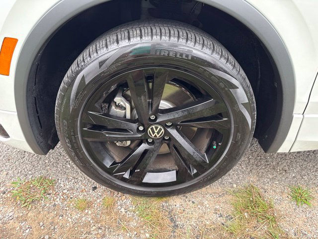 Used 2023 Volkswagen Tiguan SE R-Line FWD image 9