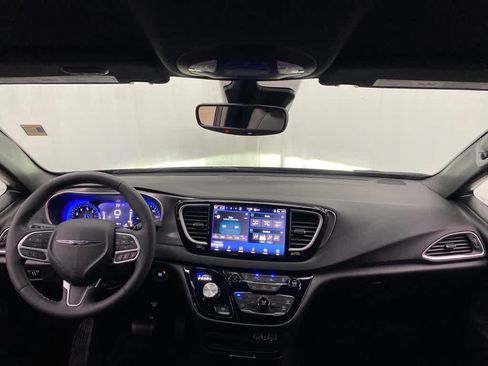 Used 2025 Chrysler Pacifica Select FWD image 13