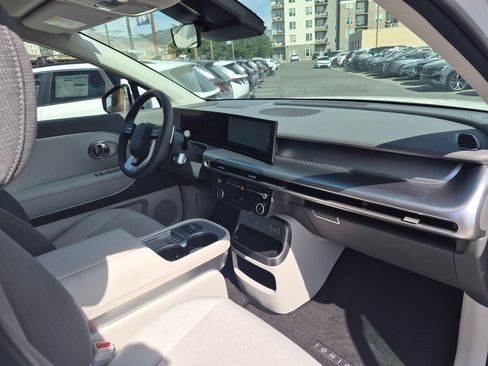 Certified 2026 Hyundai Ioniq 9 S RWD image 32