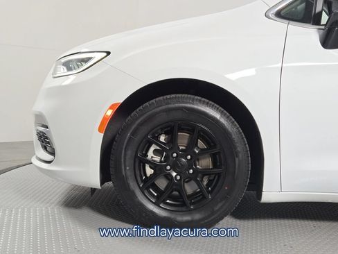 Used 2024 Chrysler Pacifica Touring-L FWD image 12