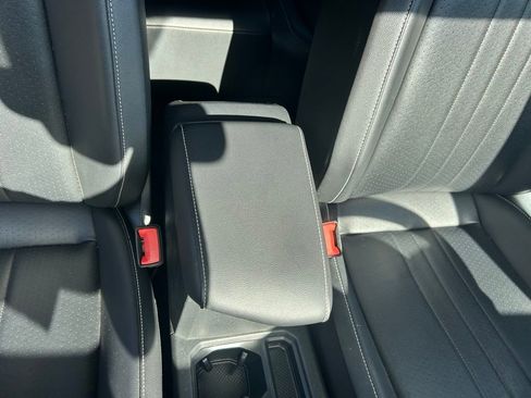 Used 2022 Volkswagen Tiguan SE image 38