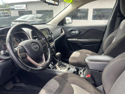 Used 2016 Jeep Cherokee Sport FWD image 10