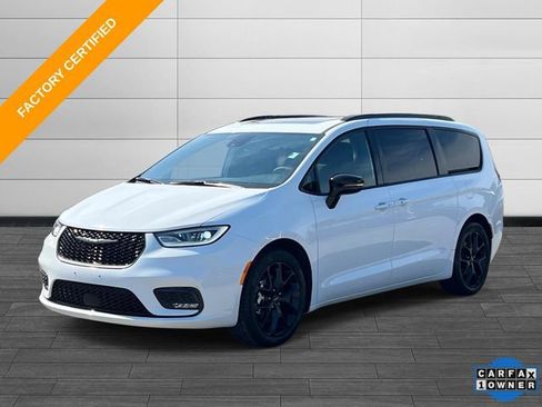 Certified 2025 Chrysler Pacifica Limited FWD image 10